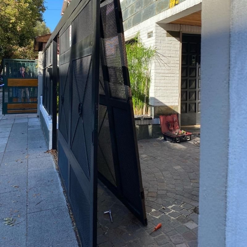 Reparación de zócalo inferior en portón corredizo. Refuerzo y ajuste del zócalo inferior para mejorar la estabilidad y el deslizamiento del portón. Trabajo realizado por HERREELEC.